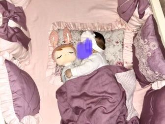 Продам шикарный комплект на детскую кроватку для девочки,  В комплекте: 9 подушек, 2 простыни на круглый и овальный матрас, юбка сделанная из 9 метровой двух слойной в Балашихе