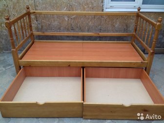 Продам односпальную деревянную кровать с матрасом в отличном состоянии, имеются выдвижные ящики, в Чебоксарах