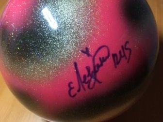 Мяч sasaki , диаметр 18,5см - 2300 руб с  автографом Евгении Левановой( российская художественная гимнастка, пятикратная чемпионка мира, в том числе, трёхкратная в Чебоксарах