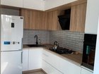 Кухонный гарнитур белая эмаль, текстура дерева