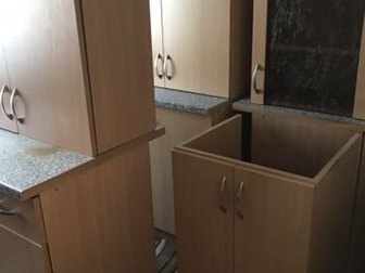 Продаю кухонные шкафы: 3 навесных и 5 напольных, шкаф под мойку в подарок!!! в Калининграде
