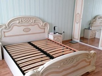 Кровать,полированная,с резными вензелями(смотри фото) состояние новой , , , Размеры спального места 2х1, 60 м, в Курске