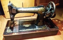 Древняя швейная машина 