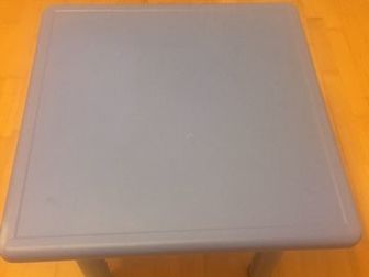 Стол пластик , цвет голубой,  Ширина 0,61 см на 0,61 см,  Высота 0,53 см,  Стол качественный , устойчивый, разборный,  Торг !Состояние: Б/у в Одинцово