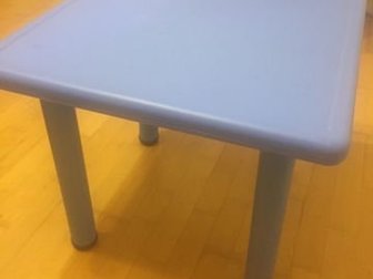 Стол пластик , цвет голубой,  Ширина 0,61 см на 0,61 см,  Высота 0,53 см,  Стол качественный , устойчивый, разборный,  Торг !Состояние: Б/у в Одинцово