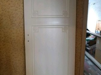 Итальянская дверь,из цельного массива американского ореха,двухцветная, с вензелем на лицевой стороне,сделана на заказ, финка не ставилась, продажа по причине ненадобности, в Мурманске