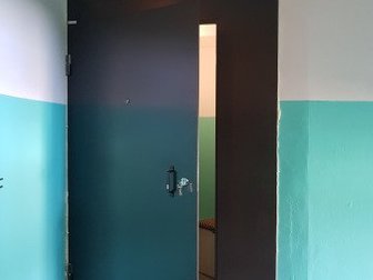 Металлическая дверь - перегородка с серой краской (цвет любой по желанию) на Заказ Без посредников, собрана в условиях завода,  Обшивка с внутренней стороны на Ваш в Мурманске