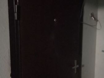 Двери железные, с коробкой, с обеих сторон обшиты,глазок, (левые), ключи 5 штук,  Засов изнутри, в Мурманске