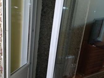 Продам б/у ПВХ балконный блок в хорошем состоянии,  По заводским стыкам самого блока не дует,  Однокамерные стеклопакеты, Дверь 64х210 см (ШхВ), с поворотно-откидным в Мурманске