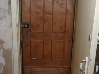 Продаётся металлическая дверь, внутренняя часть обшита деревом, утеплена, дверь б/у, самовывоз в Мурманске