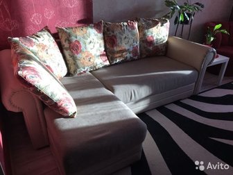 Угловой диван в нормальном состоянии, угол можно поменять на любую сторону, чехлы на подушках съёмные , размер спального места 195/150, спинки из эко кожи, в Мурманске