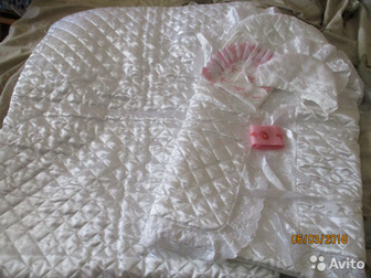 Продам набор для выписки,  В набор входит: Конверт, одеяло 80*80, 2 чепчика (белый и розовый), 2 ленточки (белая и розовая) и 2 уголка (белый и розовый),  Состояние в Мытищи