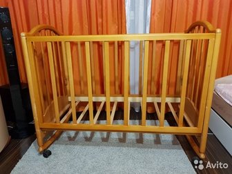 детская кровать, деревянная,  выдвижной ящик, основание кровати регулируется для новорожденных высоко, когда ребенок начинает вставать опускается низко, боковая в Одинцово