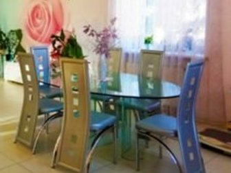 продам кухонный стол со стульями 6 шт, цвет эко кожи бледно-фиолетовый,  Стол итальянский из стекла,  Можно забрать по отдельности,  Стол 20000 и 15000 за стулья, в Омске