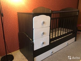 В идеальном состоянии детская кроватка-трансформер от 0 до 12 лет с дополнительными ящиками для хранения одежды и игрушек,  Ребёнок в ней не спал, использовались в Петропавловске-Камчатском