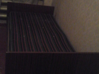 Продаю 2 кровати полуторки с матрасами спинки полированные тёмно коричневого цвета  (Самовывоз)  цена 5000 руб за одну кровать,  В хорошем состоянии! в Ростове-на-Дону