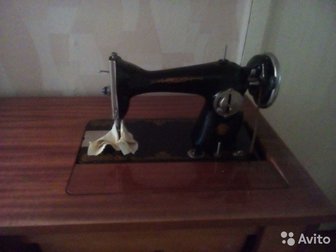 Швейная машинка с ножным приводом в тумбе в рабочем состоянии, в Рубцовске