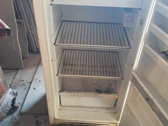 Хороший рабочий холодильник, без запаха,  Раньше стоял на дачи, стоит в гараже нужно протереть или помыть, в Рубцовске