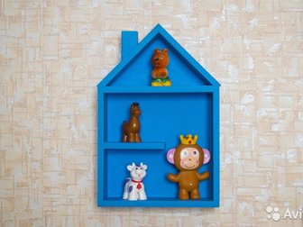 Домик  выполнен из МДФ, окрашен акриловыми красками, Домик можно повесить на стену для хранения игрушек, или просто играть с ним, Размер: 30х20х7 смСостояние: Новый в Рубцовске