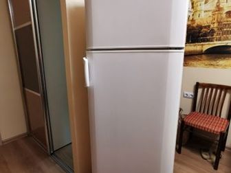 Холодильник Electrolux, двухкамерный, вместительный, белый,  Высота 144 см,  Ширина 54, глубина 59,5,  Класс энергопотребления А,  В хорошем состоянии,  Нет ручки в Великом Новгороде