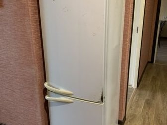 Холодильник атлант, на углу дверцы содрана краска, в морозильнике сломано одно крепление, в остальном полностью рабочийВысота 167Длина 61Ширина 51 в Великом Новгороде