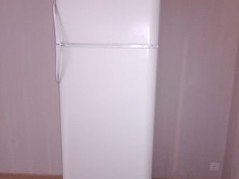 холодильник Indesit, рабочий, продажа в связи покупкой нового, высота 185 см, ширина 60 см, небольшая трещина на задней стенке (фото приложено) в Великом Новгороде