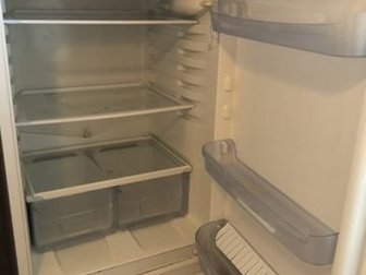Холодильник Indesit, высота 150 см, в хорошем рабочем состоянии,  Все полки и ящики в наличии, в Великом Новгороде