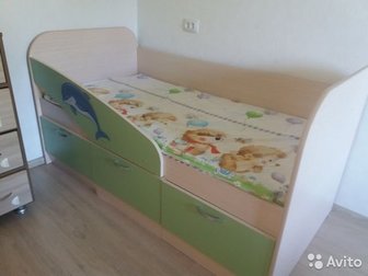 Детская кровать с бортиком, размер спального места 80*160 см,  Три вместительных ящика (два ящика выдвижных, один просто открывается (очень глубокий)),  Продается в Волжском