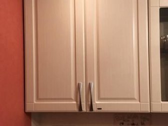 НОВЫЙ кухонный гарнитур высочайшего качества от фирмы КАЛИПСО:- длина - 3м, - высота - 2,5м,  (изготовлена с индивидуальным карнизом подсветка)- цвет - кремовый, в Воронеже