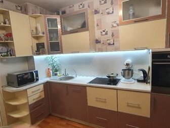 продам кухонный гарнитур, , сделанный на заказ , , для кухни застройщика КИТ, , очень удобная и вместительная , самовывоз , , при необходимости поможем решить разборку в Воронеже