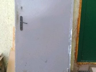 Металлическая дверь, толщина железа 2 мм цельным листом, с рабочим замком и глазком в Воткинске